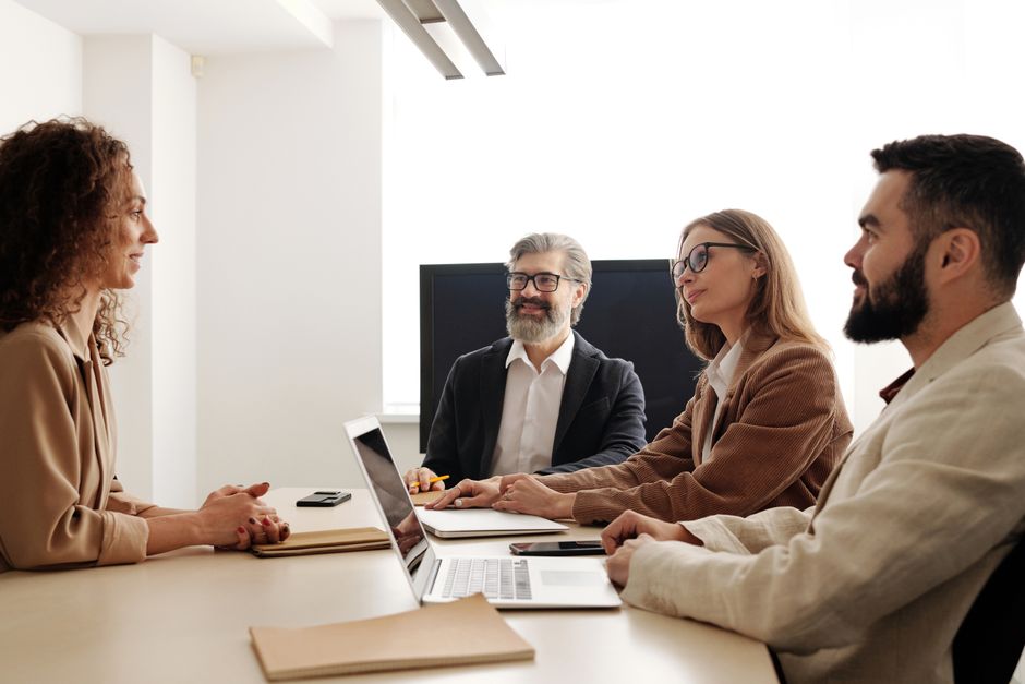 7 Habilidades Clave al Contratar un Gestor de Casos de Lesiones Personales team professional environment blog article header