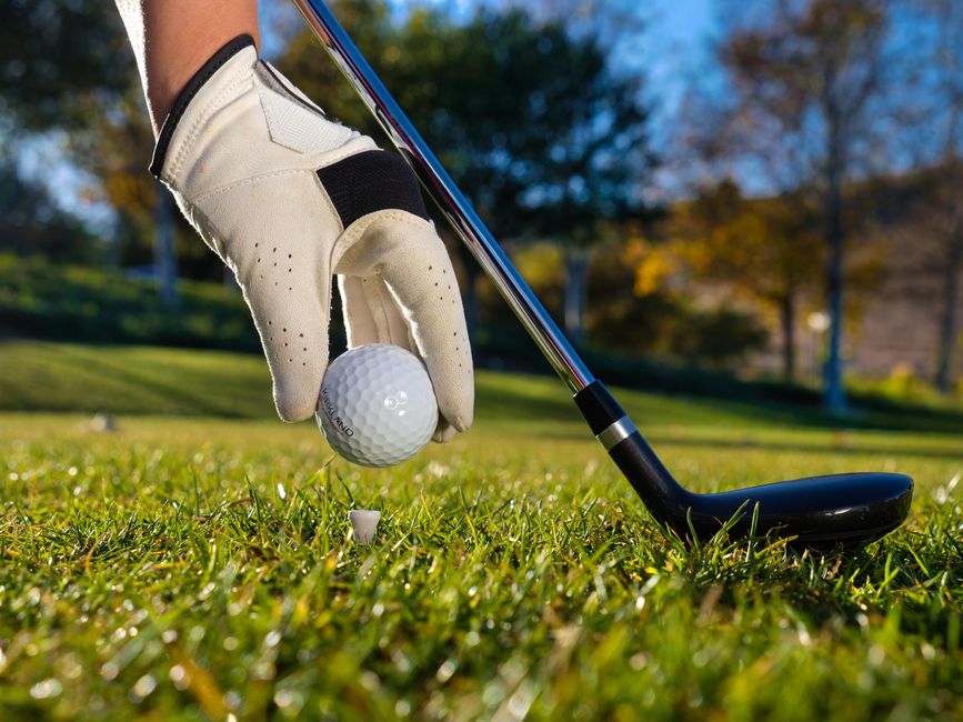 Thomson Resort Golfer tees up golf ball