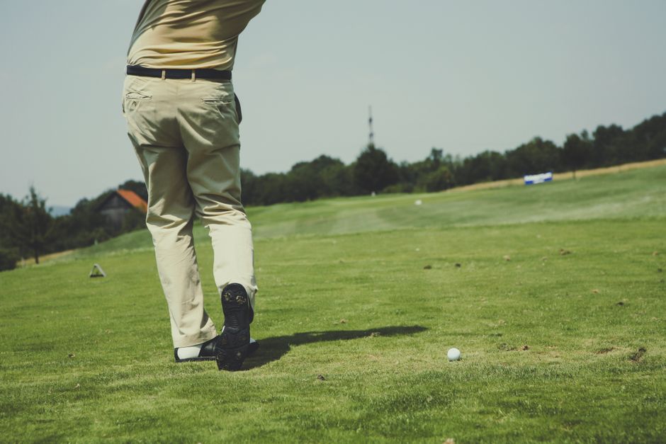 Lyons Resort Golfer tees up golf ball